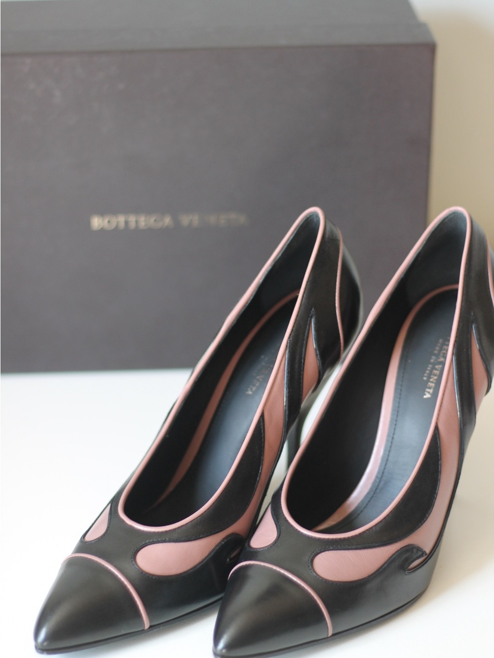 Bottega Veneta Pumps EU 39 Black & Deco Rose Leather 533060 VX190 NEW IN BOX